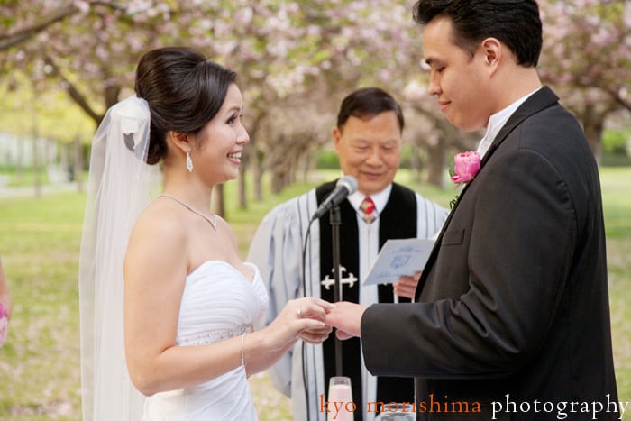 Exchanging vows at the Brooklyn Botanical Garden, photographed by NY wedding photographer Kyo Morishima.