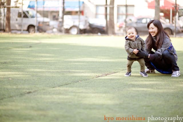 Mother and child in downtown NYC playground, by New York family photographer Kyo Morishima