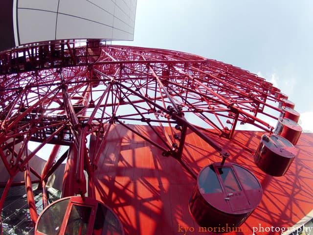 Looking up at the HEP5 ferris wheel in Osaka, photographed by Kyo Morishima