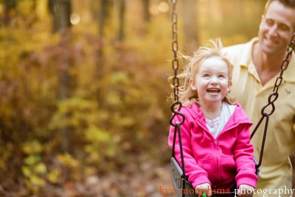 Dad pushes daughter on swing at Turkey Swamp Park, photographed by NJ child photographer Kyo Morishima
