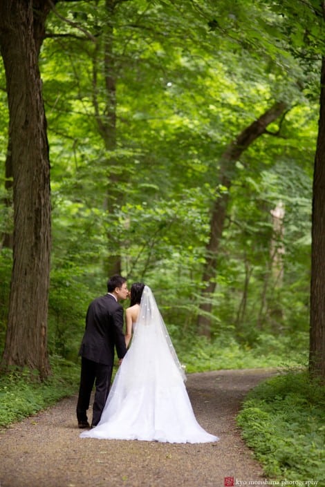 Wedding kiss under the trees, photographed by Tarrytown wedding photographer Kyo Morishima