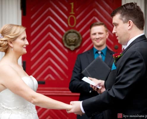 Bride and groom in front of Nassau Inn red door, photographed by Princeton wedding photographer Kyo Morishima