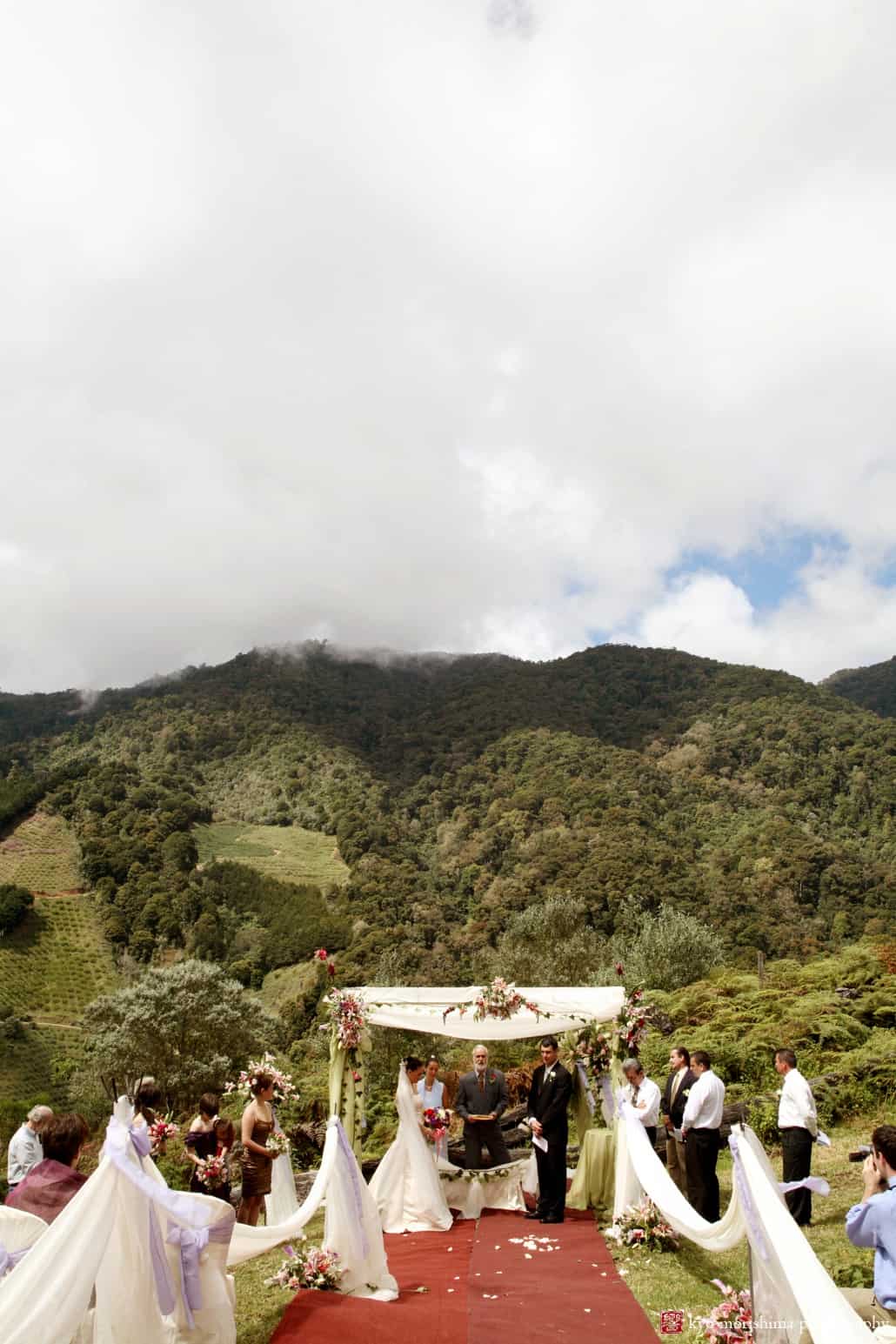 Mountaintop wedding in Costa Rica near San Gerardo de Dota, photographed by Kyo Morishima