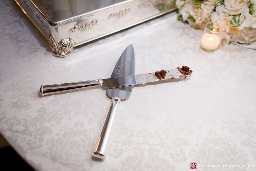Knife and serving utensil on the table after wedding cake-cutting, photographed by Kyo Morishima