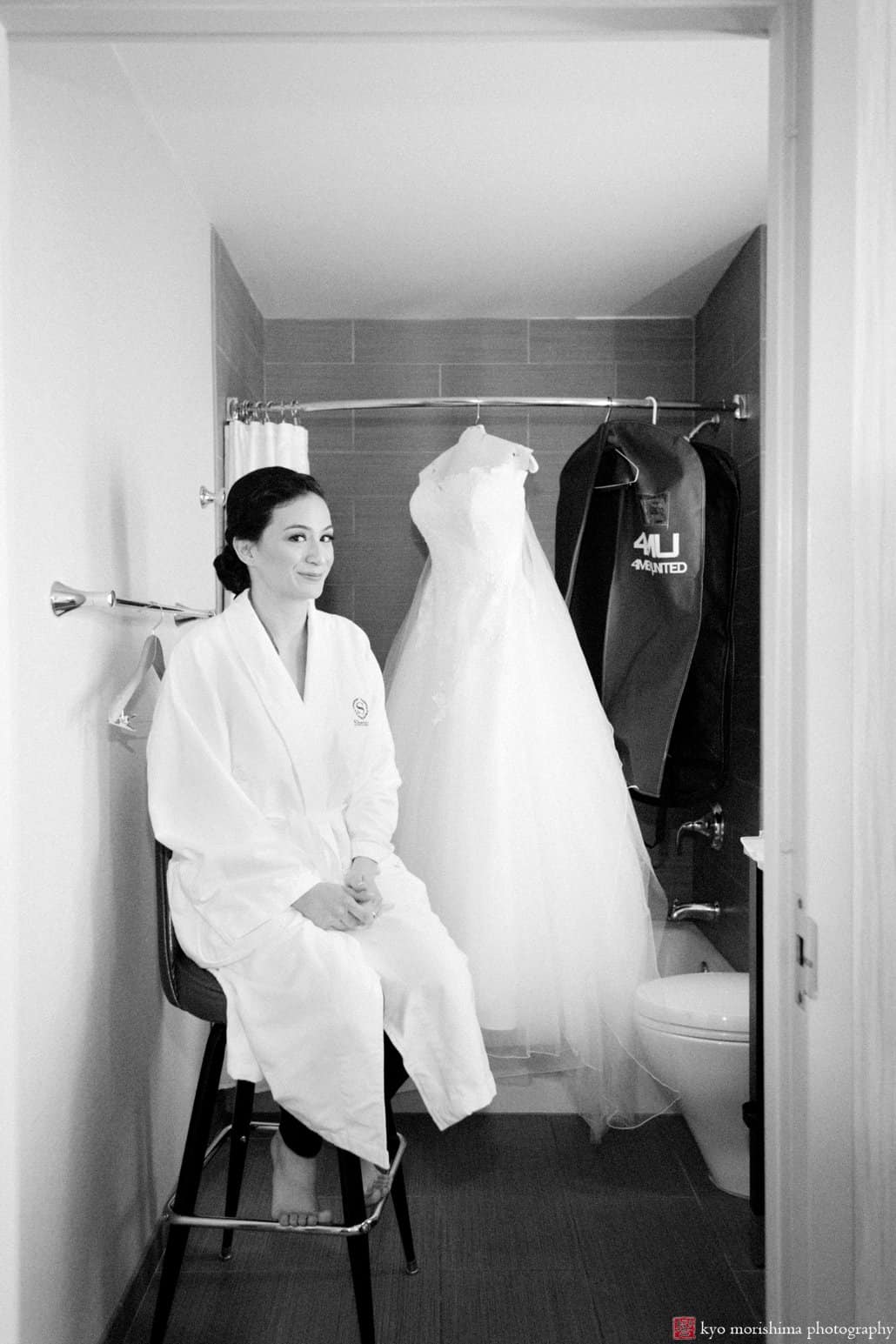 Bride gets ready at Lincoln Harbor Sheraton, photographed by Weehawken wedding photographer Kyo Morishima