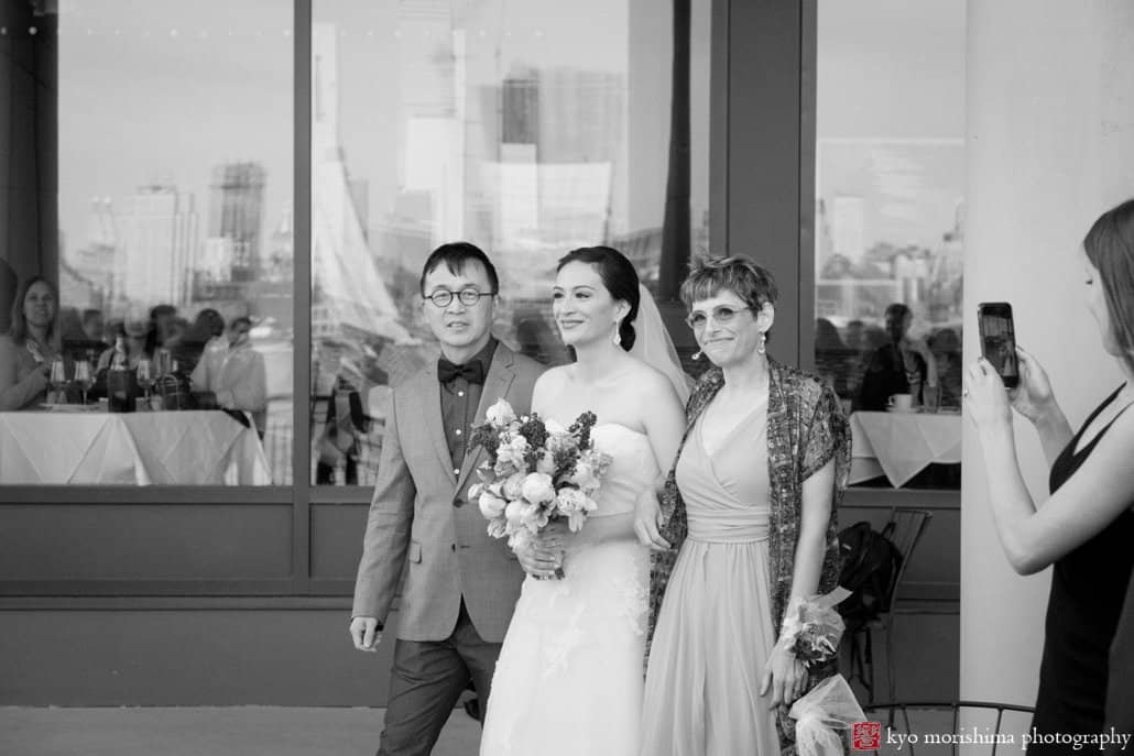 Bride arrives for Chart House outdoor wedding ceremony, photographed by Weehawken wedding photographer Kyo Morishima