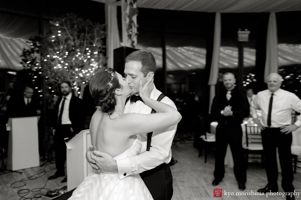 Bride and groom kiss on the dance floor at Jasna Polana wedding, photographed by Kyo Morishima