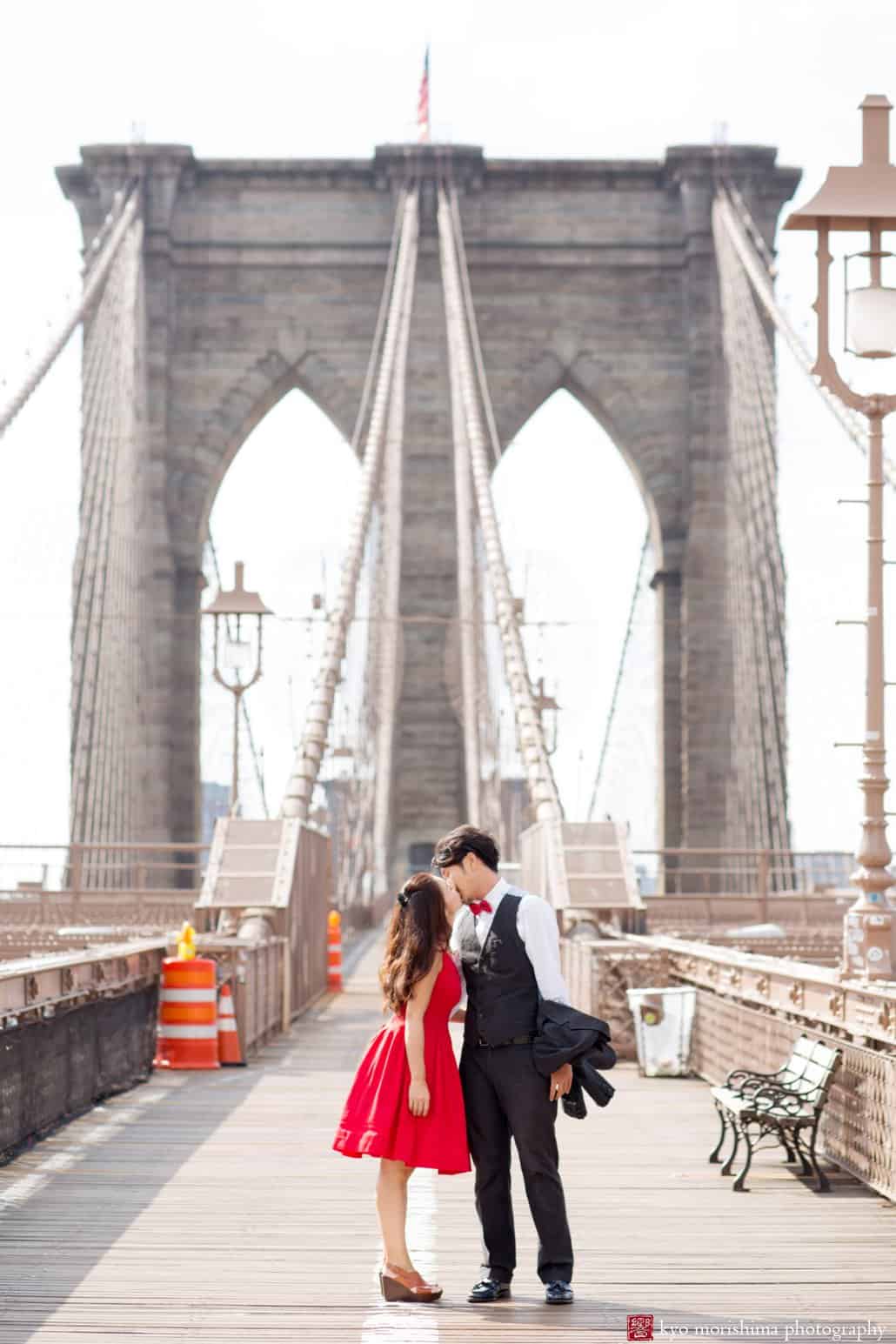 Japanese couple kiss for a Brooklyn Bridge engagement photo photographed by Kyo Morishima