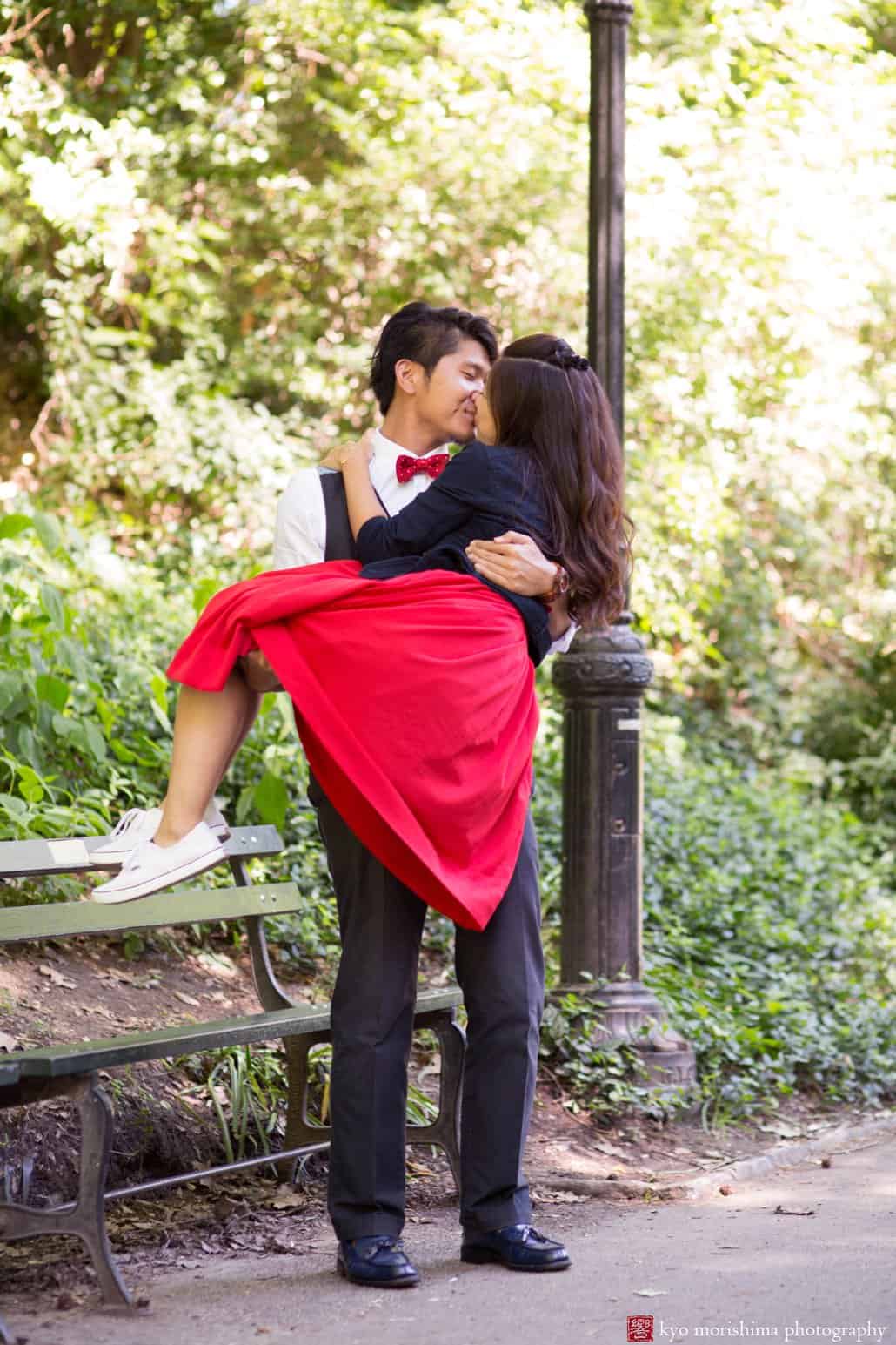 Japanese engagement photo in NYC: a kiss in Central Park photographed by Kyo Morishima