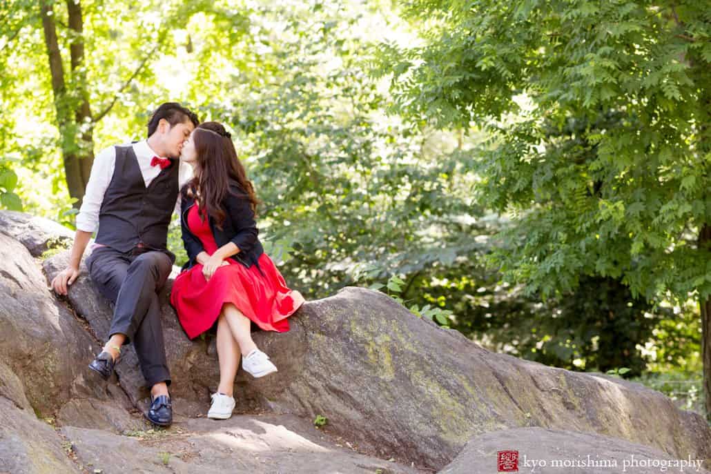 Couple kissing in Central Park; engagement photo photographed by Japanese wedding photographer Kyo Morishima
