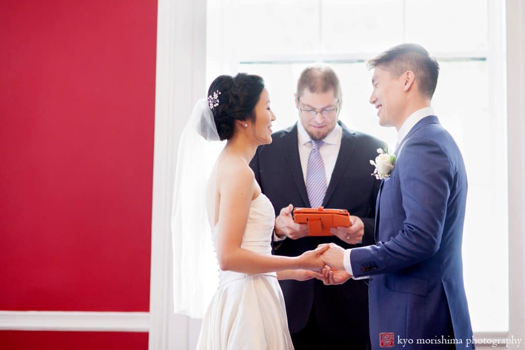 Bride and groom exchange vows with Pastor Jon Storck leading the ceremony, photographed by India House wedding photographer Kyo Morishima