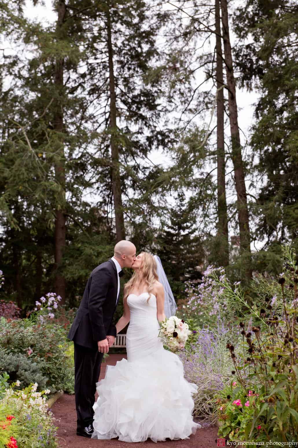 Prospect Gardens wedding portrait photo kiss