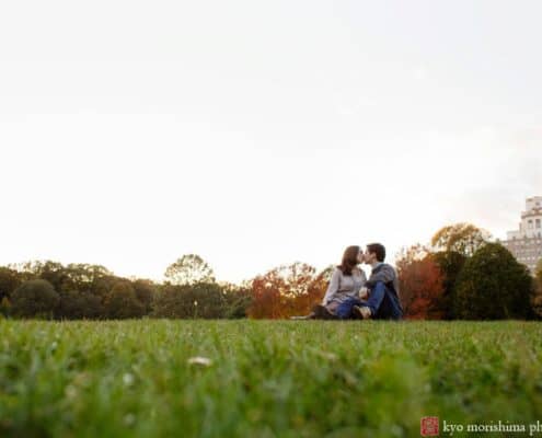 Prospect park engagement picture: couple kissing on the great lawn photographed by Kyo Morishima