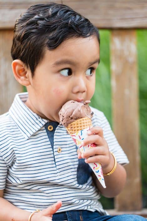 Ice cream in the park. New Jersey family photography session. Relaxed, candid family photos.