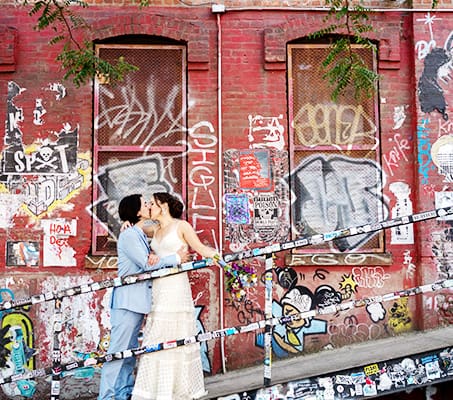 bride and groom, the street Roberta’s Pizza, graffiti, kiss, restaurant Williamsburg, Brooklyn wedding