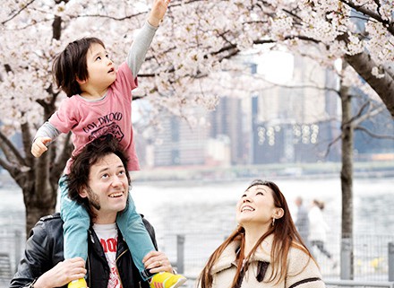 Cherry blossom Hunter's Point South Park Long Island city NYC Spring boy family portrait son Manhattan Brooklyn Empire State Building on shoulder 肩車　ニューヨーク　家族　写真　ポートレート　アメリカ　桜