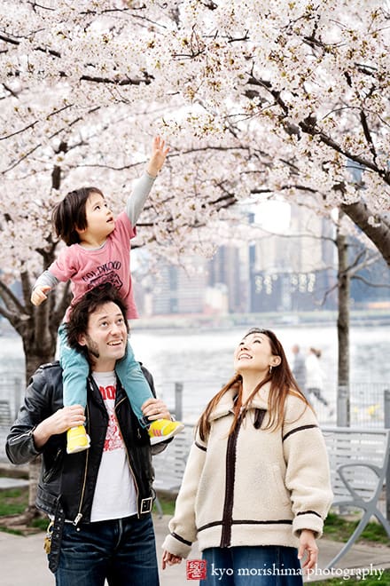 Cherry blossom Hunter's Point South Park Long Island city NYC Spring boy family portrait son Manhattan Brooklyn Empire State Building on shoulder 肩車　ニューヨーク　家族　写真　ポートレート　アメリカ　桜