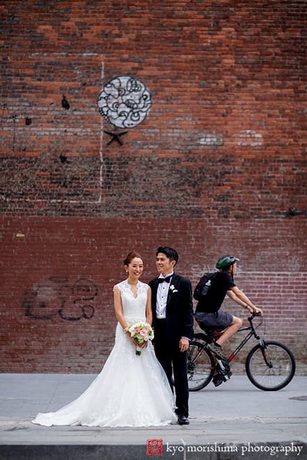 Japanese bride and groom getting married at the River Cafe street portrait Dumbo Brooklyn NYC. ダンボ ブルックリン橋 リバーカフェの 結婚式 ニューヨーク ウェディング ポートレート