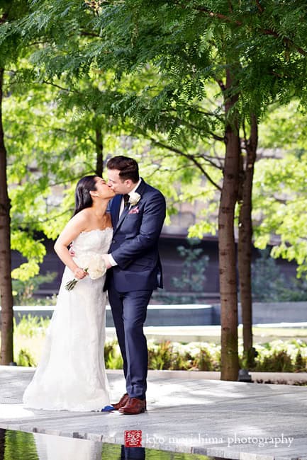 outdoor portrait, bridal, fall, Central Park, Manhattan new York, nyc, wedding, Kyo Morishima Photography, bride and groom, newlyweds kiss