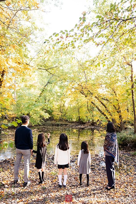 a family looking at nature d&r park Kingston New Jersey family candid photo